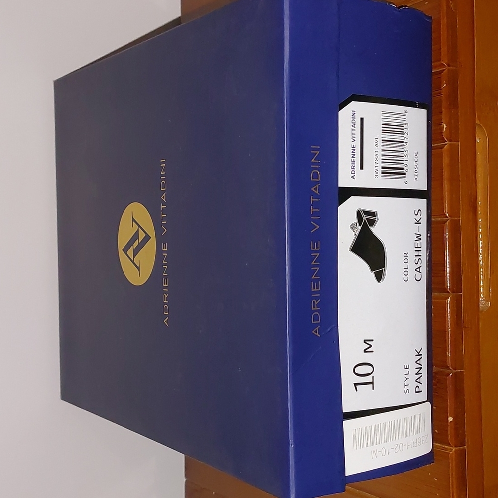 NWOT Adrienne Vittadini suede heels size 10 color cashew - Picture 8 of 10